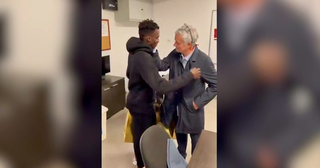 Mourinho regala botas a Felix Avena Jian.  De fondo está el comentario racista que avergüenza a los gitanos: "Adentro hay plátanos".