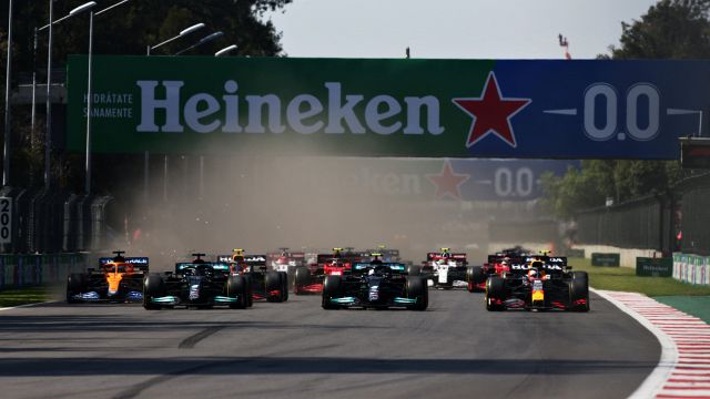 Verstappen gana y corre, Hamilton segundo.  Ferrari quinto y sexto