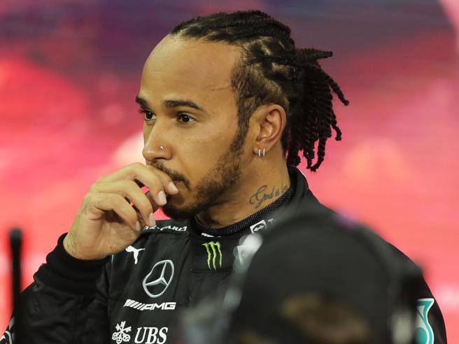 Hamilton, porque retirarse de la Fórmula 1 no es imposible.  La FIA está dispuesta a castigarlo por renunciar a los premios - Corriere.it