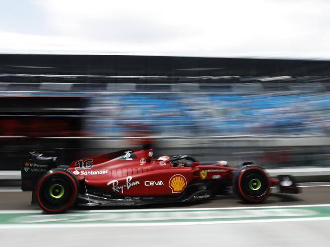Russell es el más rápido, por delante de Leclerc.  Accidente de Sainz, Ferrari dañado - Corriere.it