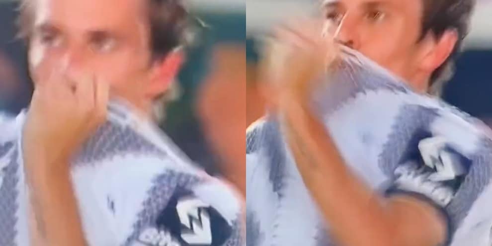 Celebración de la liberación de Fagioli y un beso en la camiseta de la Juventus